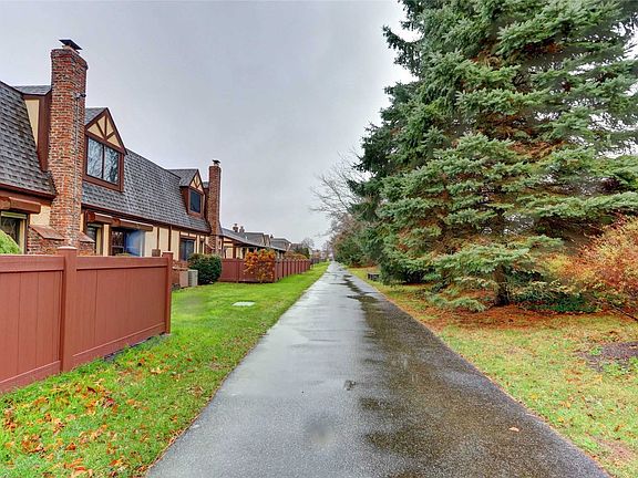 2nd image of 28 Summerfield Ct