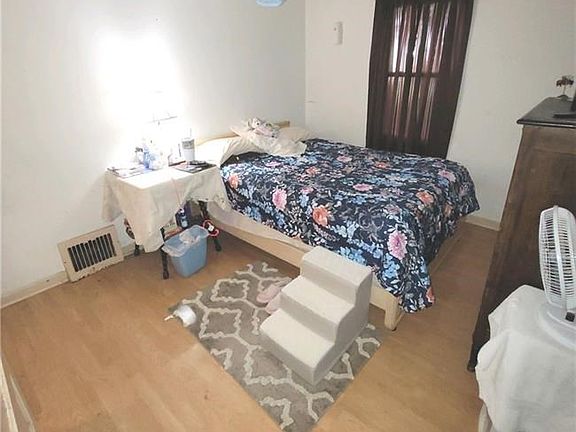 5th image of 627 Green St