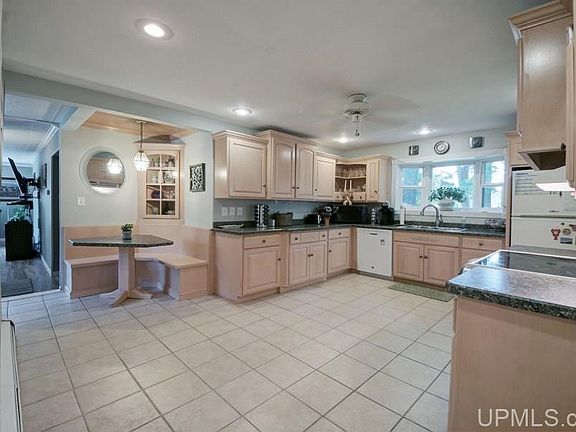 4th image of 842 E I St
