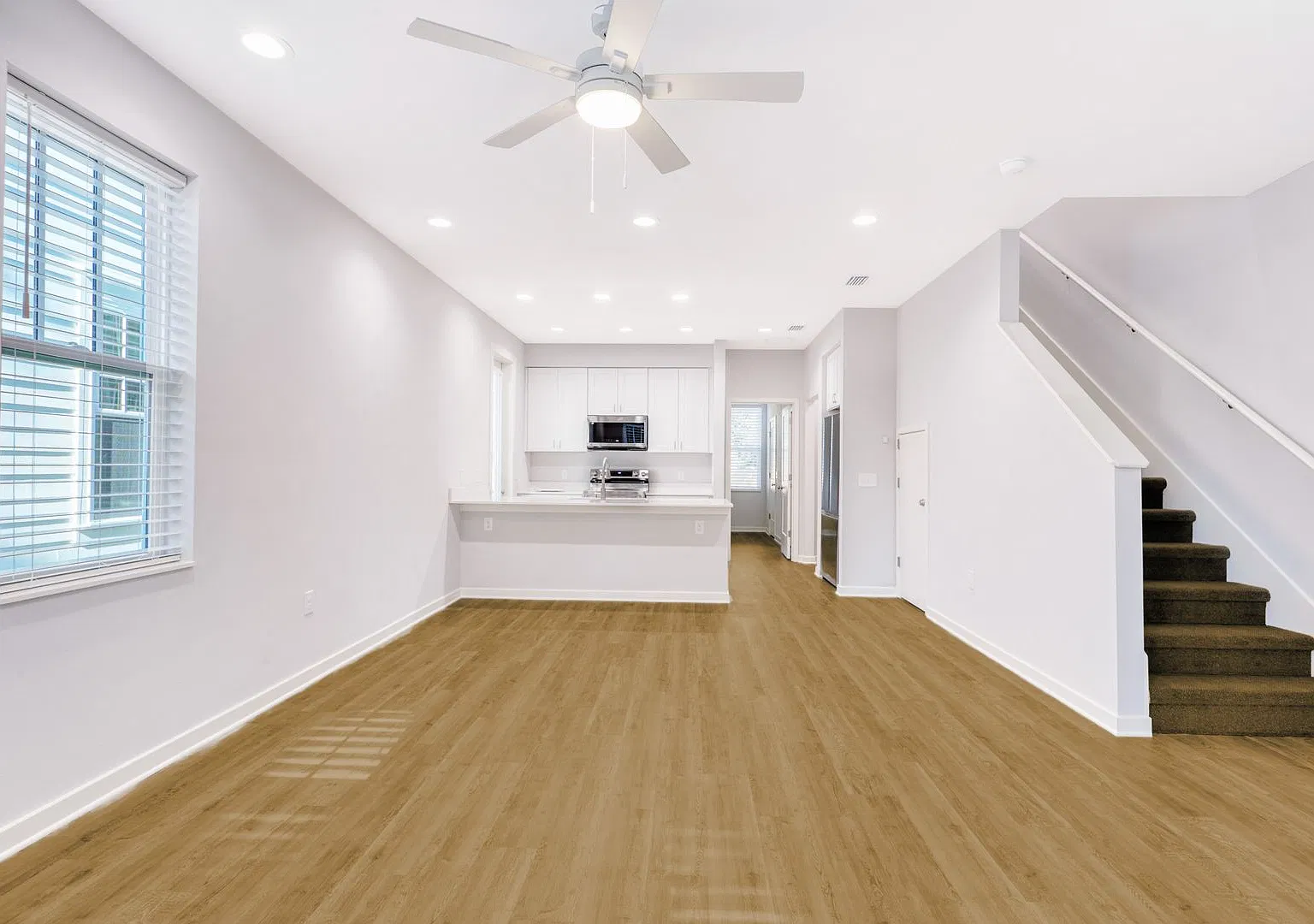 Brand New Construction Luxury 4 Bed/4 Bath home within 3 blocks from UF. — Photo 4