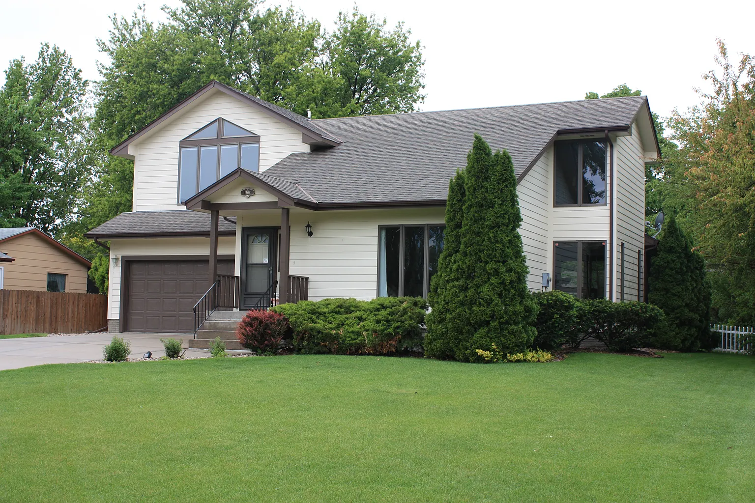 2025 E Legrande Ave photo 1