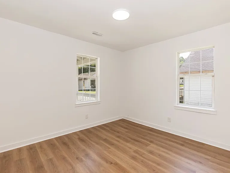 423 E Rockspring St — Photo 12