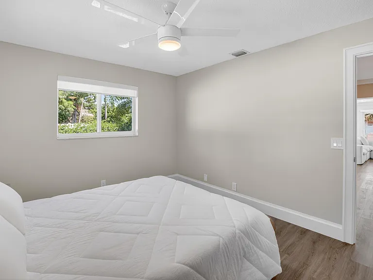 135 SE 28th Ct — Photo 40