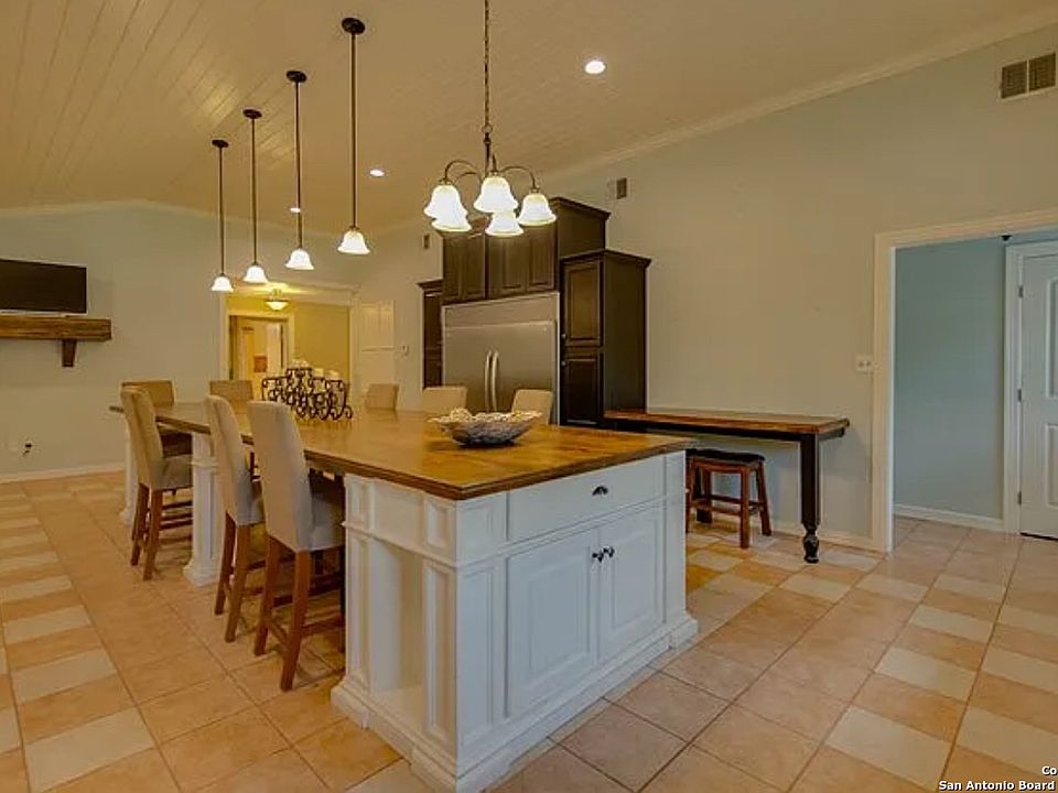 1st image of 142 Vercie