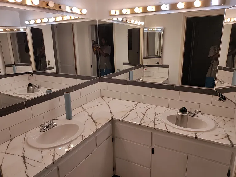 2nd level ensuite full bathroom