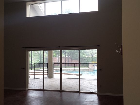 3rd image of 698 Samuelson Ct