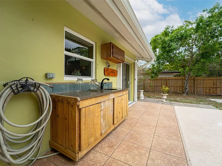 607 Coconut Ave N — Photo 24