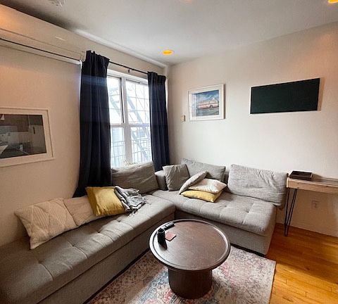 4th image of 154 Orchard St APT 17