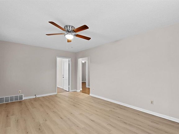 4th image of 8023 Ellerton Ave