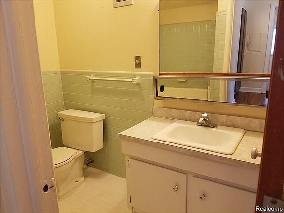 4th image of 1445 W Nine Mile Rd APT 8