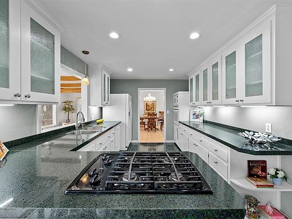 5th image of 6800 W 67th St