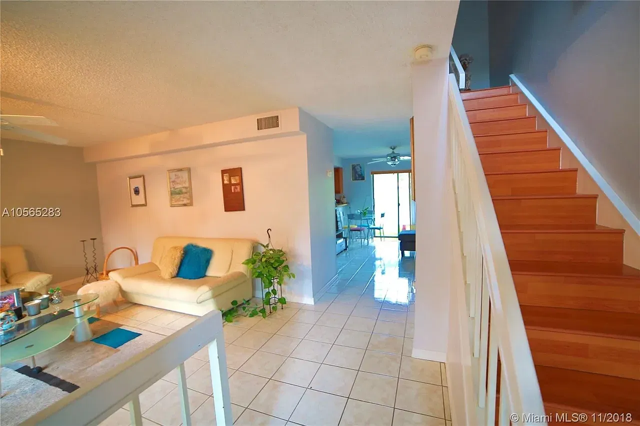 3 bed, 2.5 bath, 1650 sqft, $3,000 — Photo 2