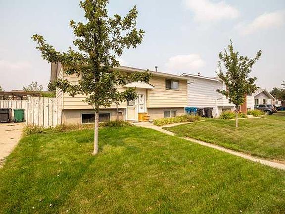2nd image of 15 SE Laval Ct W