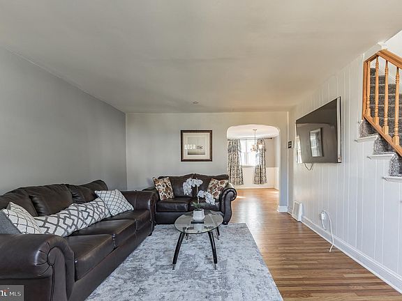 4th image of 228 Pine St