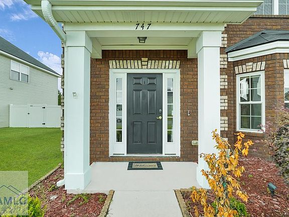 4th image of 747 English Oak Dr
