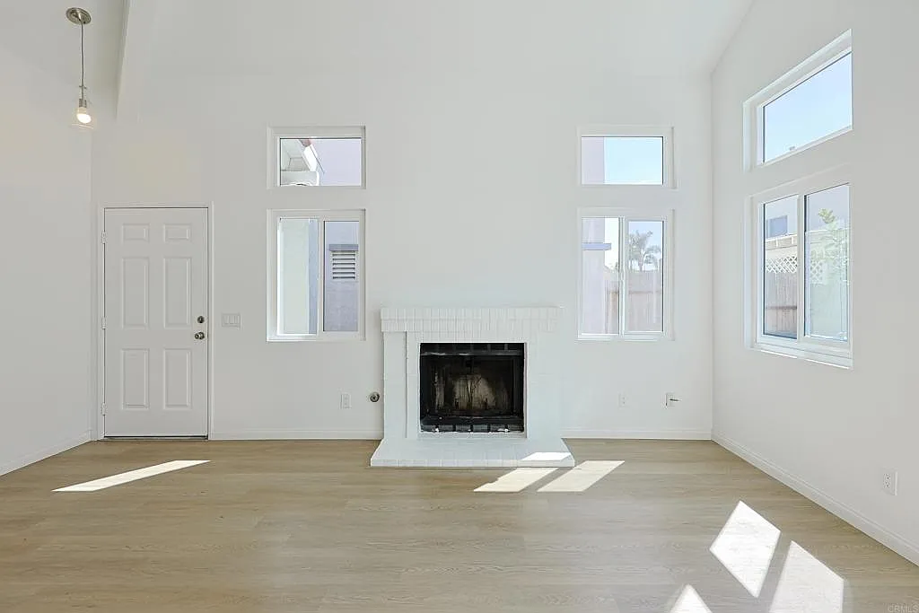 3 bed, 1374 sqft, $3,895 — Photo 4