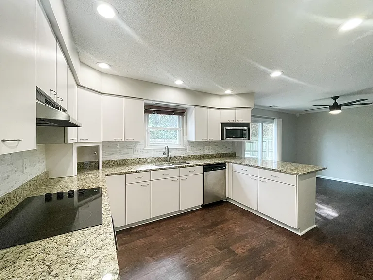 916 Appleby Ct — Photo 10