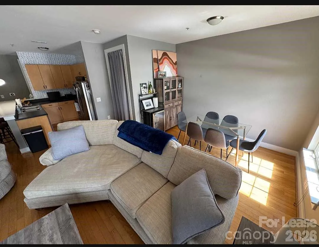 1 bed, 1.0 bath, 808 sqft, $1,600 — Photo 4