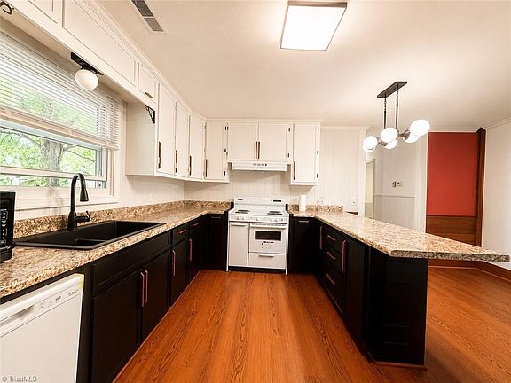 3rd image of 1910 Flatrock St