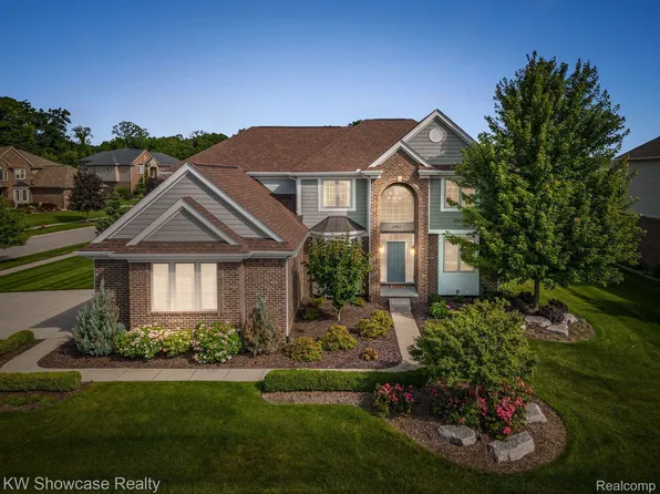 1962 Trowbridge Ln, Commerce Township, MI 48382