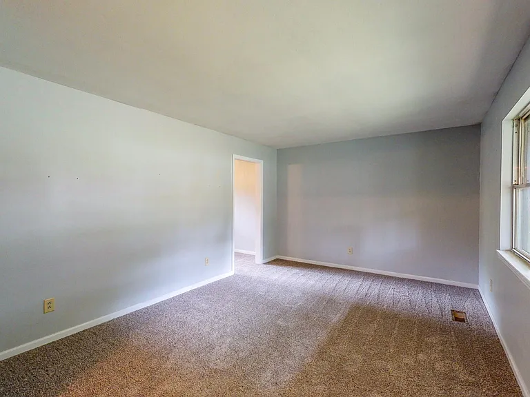 916 Huntington Cir — Photo 12