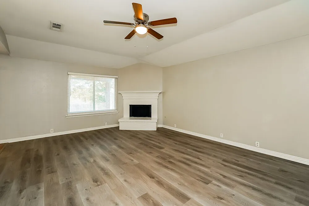 4 bed, 2.0 bath, 1515 sqft, $1,930 — Photo 3