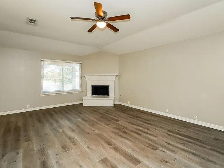 1001 Springcreek Dr — Photo 3