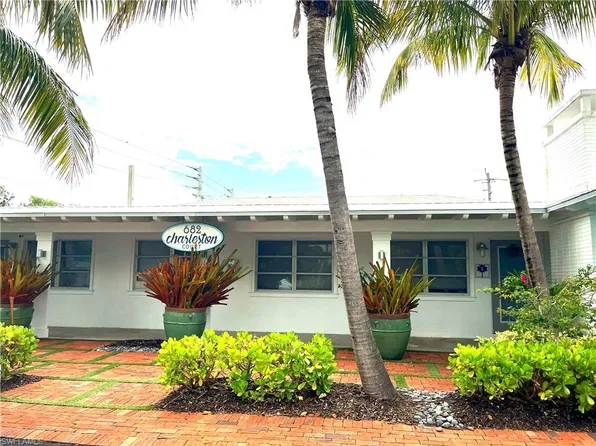 682 8th St N #8, Naples, FL 34102