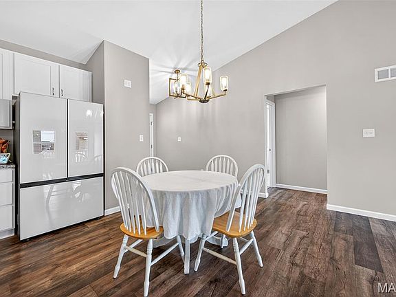 3rd image of 402 Charlestowne Place Dr
