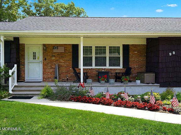 3rd image of 98 Woodridge Avenue