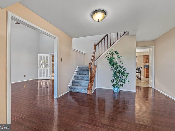 5th image of 320 E Kelly Dr