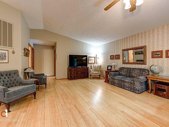 3rd image of 8 Wilton Ln