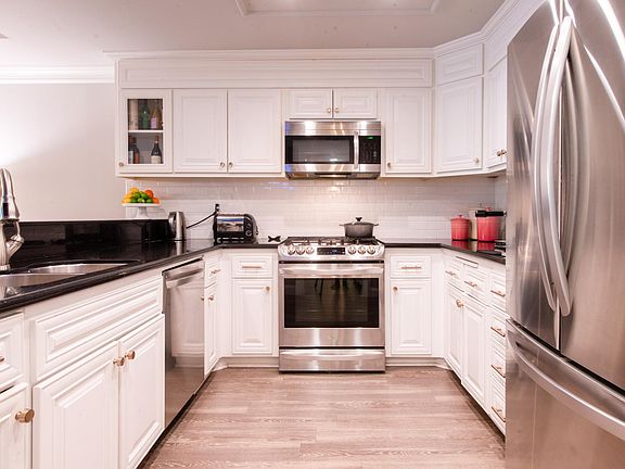 3rd image of 1930 S Beverly Glen Blvd APT 204