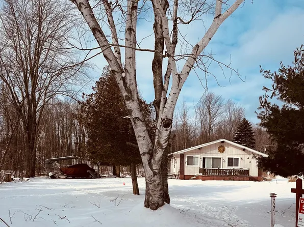 7271 Woodland Dr, Port Hope, MI 48468