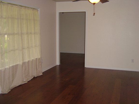 2nd image of 221 Sleepy Hollow Dr