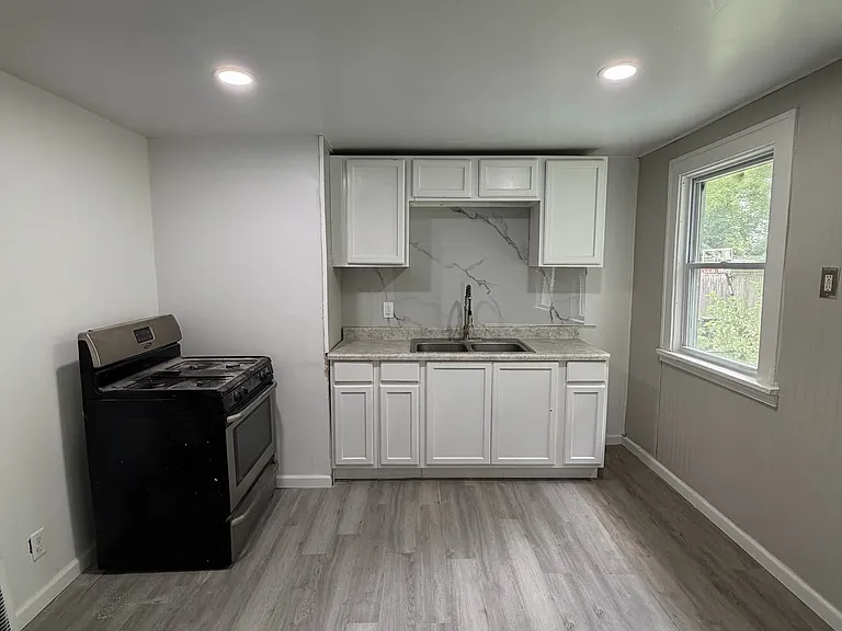 10706 Dove Ave — Photo 3