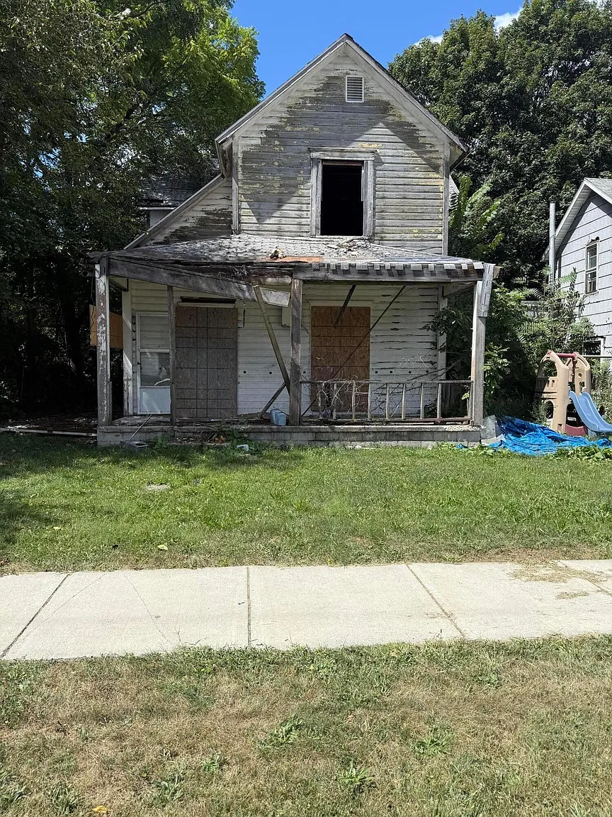 455 Park St photo 1