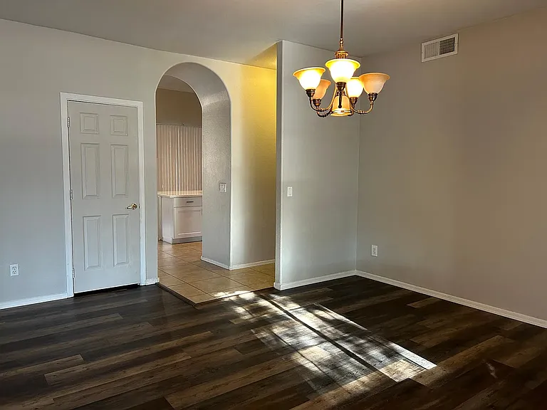 621 N Alder Dr — Photo 3
