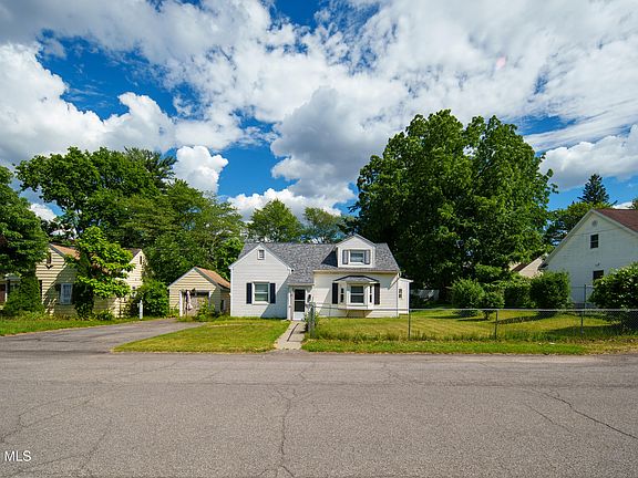 2nd image of 16 Lake Road