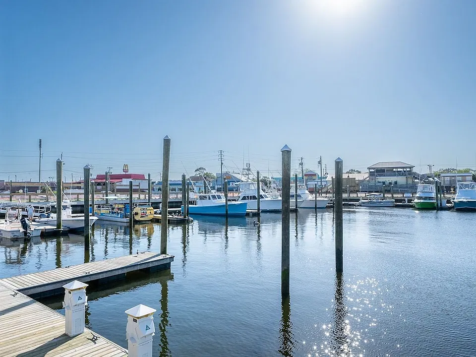 302 Canal Dr #12