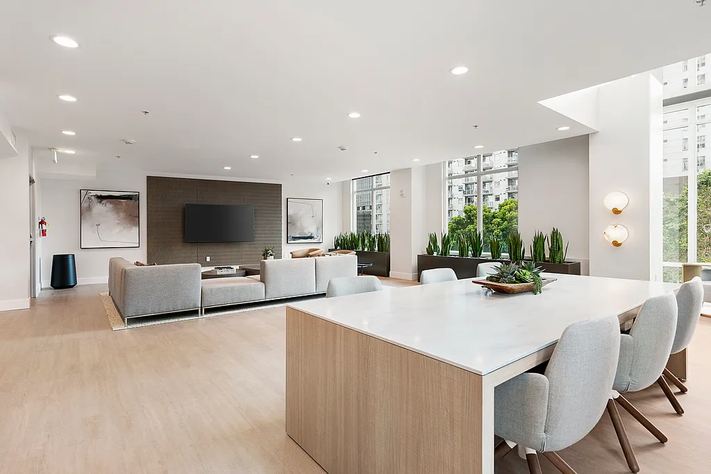 Vantage Pointe — Photo 4