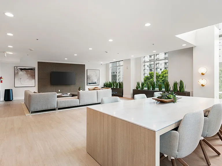 Vantage Pointe — Photo 4