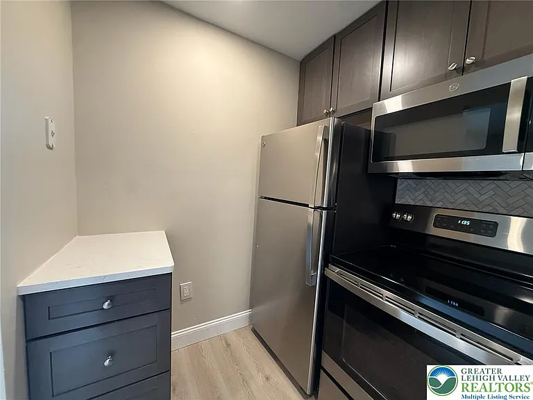 526 Broad St #3 — Photo 9
