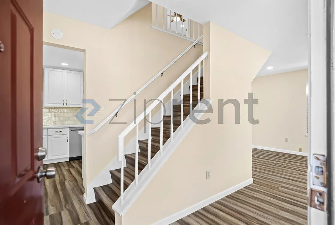3 bed, 2.5 bath, 1370 sqft, $4,425 — Photo 4