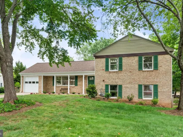 4505 Briarton Dr, Chantilly, VA 20151