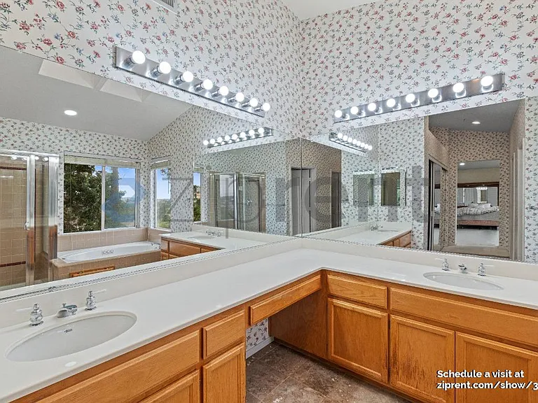 1001 Sandhurst Dr — Photo 34
