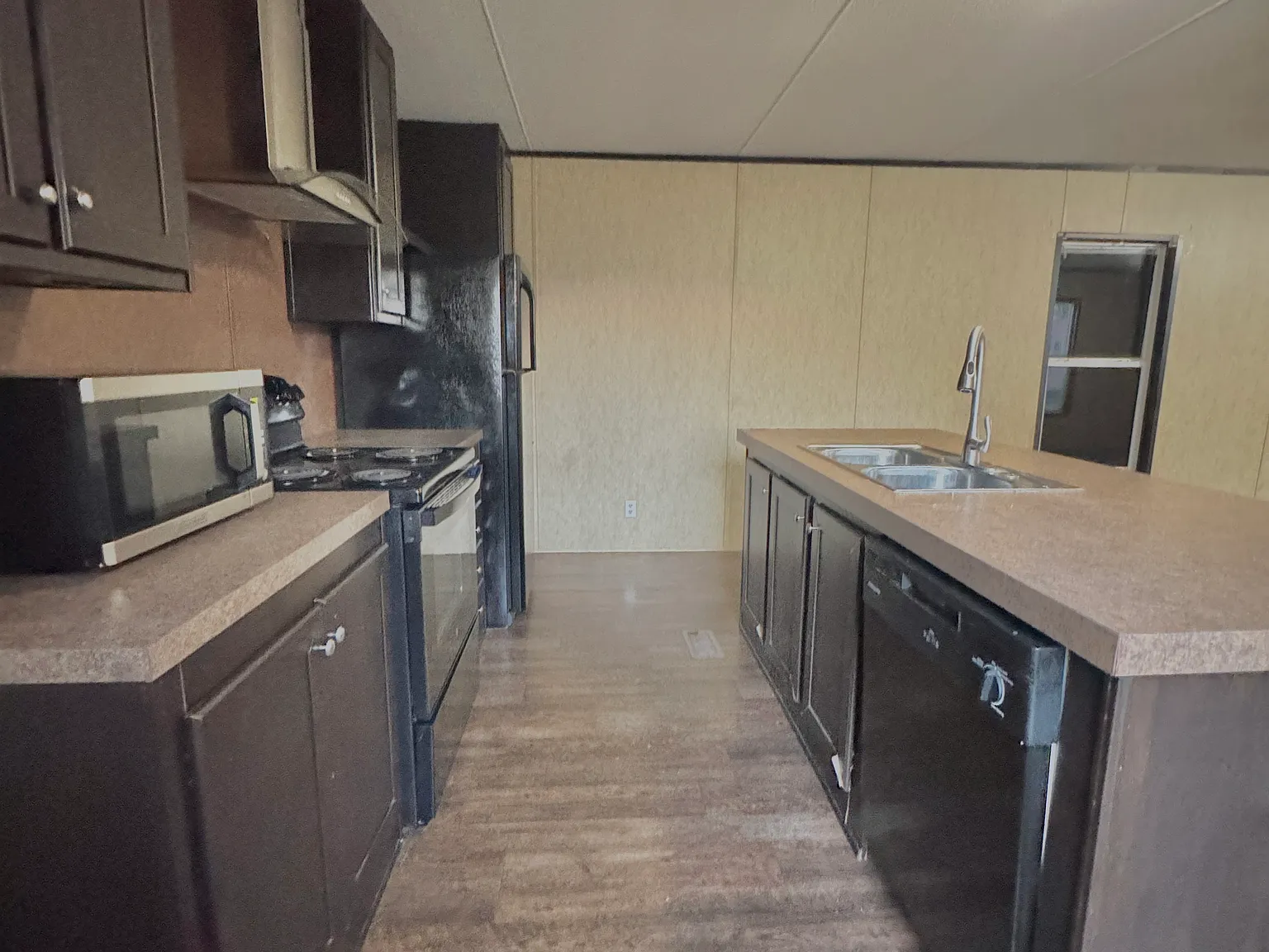 3 bed, 1216 sqft, $1,100 — Photo 3