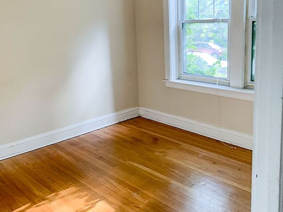 3rd image of 4925 N Hermitage Ave #1