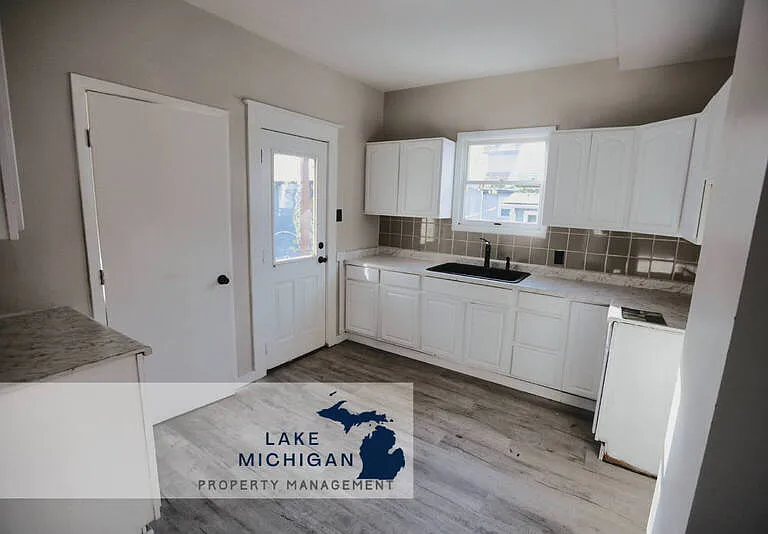 848 Kalamazoo Ave SE — Photo 2