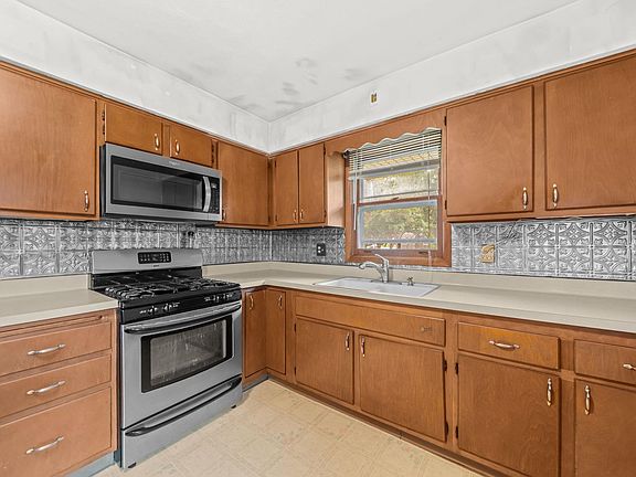 9th image of 3042 Huffman Blvd